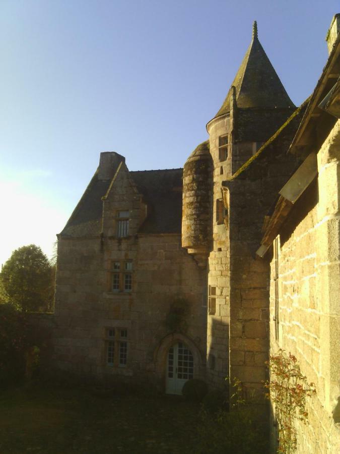 Manoir De Kerguereon Bed & Breakfast Ploubezre ภายนอก รูปภาพ