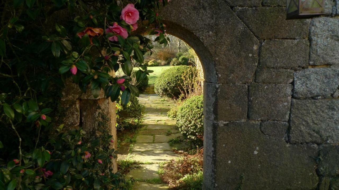 Manoir De Kerguereon Bed & Breakfast Ploubezre ภายนอก รูปภาพ