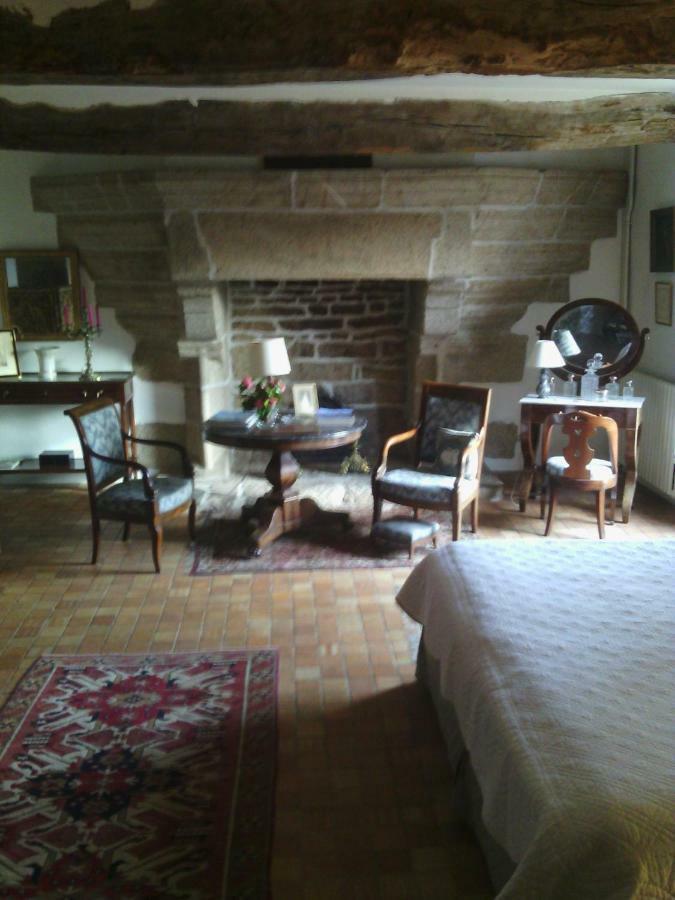 Manoir De Kerguereon Bed & Breakfast Ploubezre ภายนอก รูปภาพ