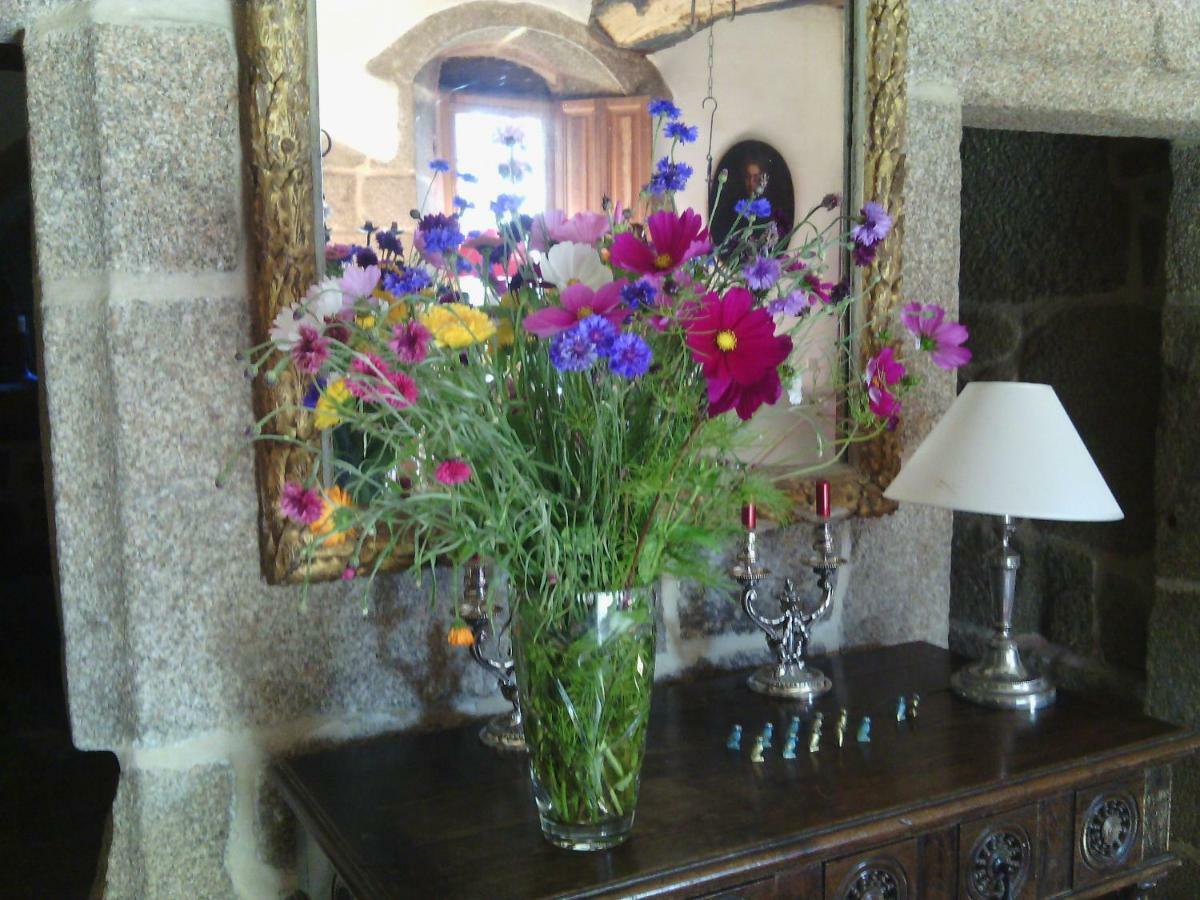 Manoir De Kerguereon Bed & Breakfast Ploubezre ภายนอก รูปภาพ