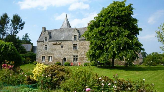 Manoir De Kerguereon Bed & Breakfast Ploubezre ภายนอก รูปภาพ